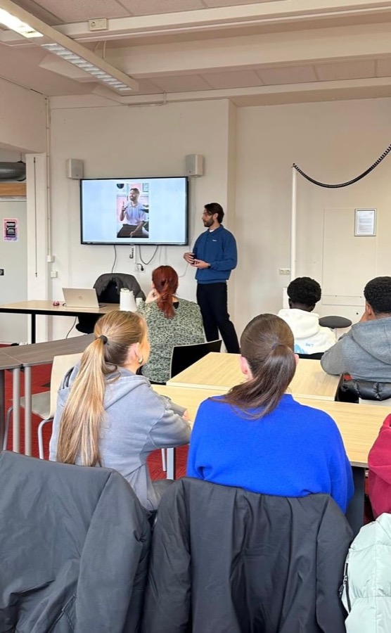 Stijn presenteert voor een groep