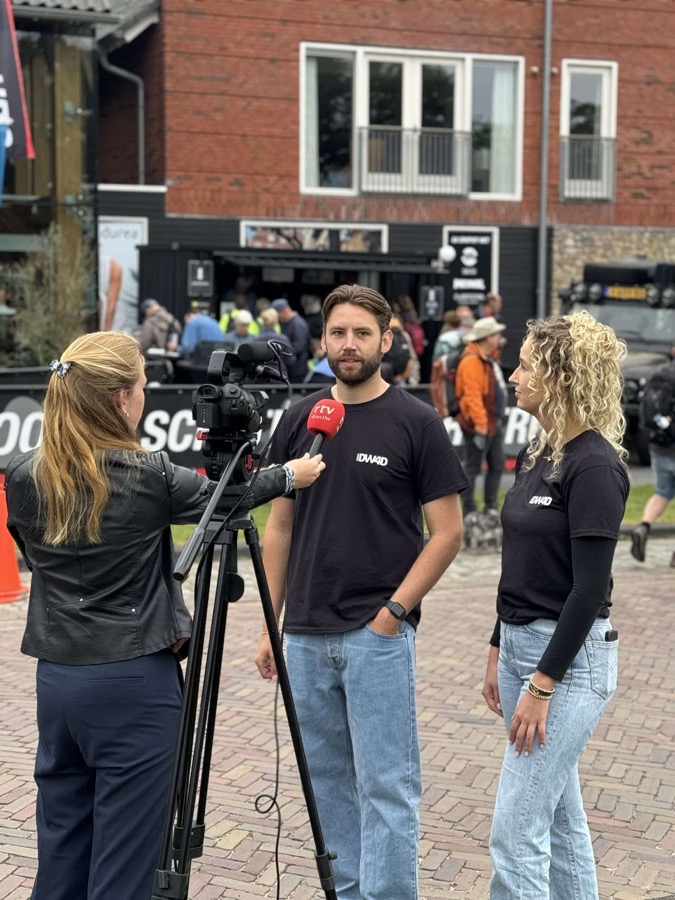 Stijn in gesprek met een cameraploeg